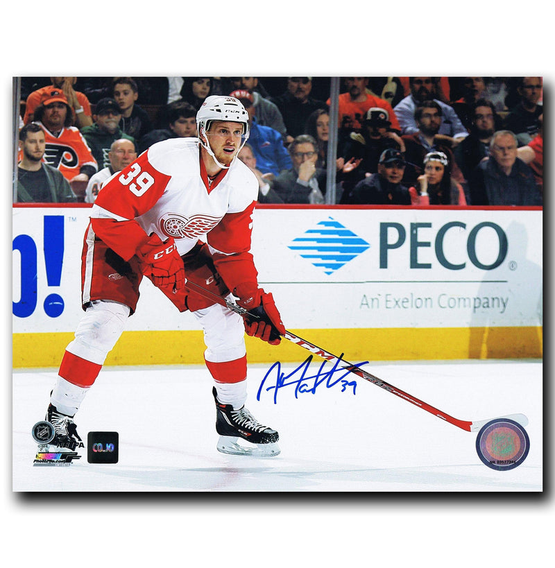 Anthony Mantha Detroit Red Wings Autographed 8x10 Photo.